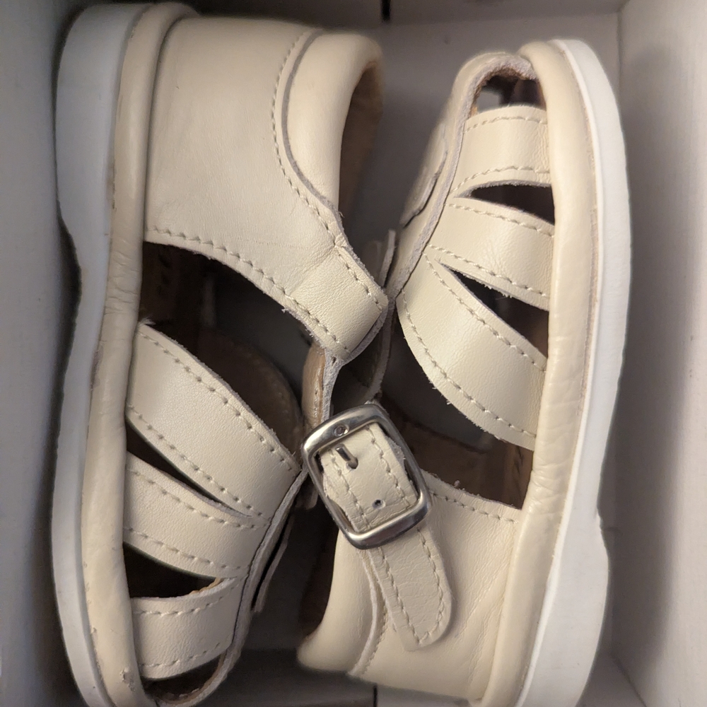 New In Box European White Flower Sandals - Picture 2 of 7